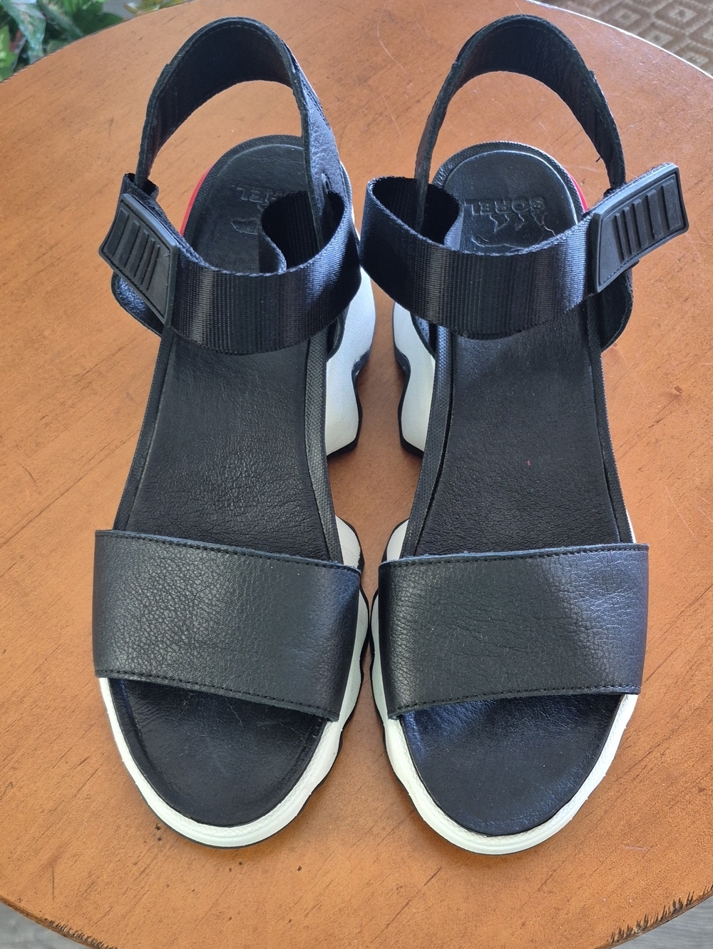 Sorel Kinetic Y-strap Black Leather Sandals. Size 10